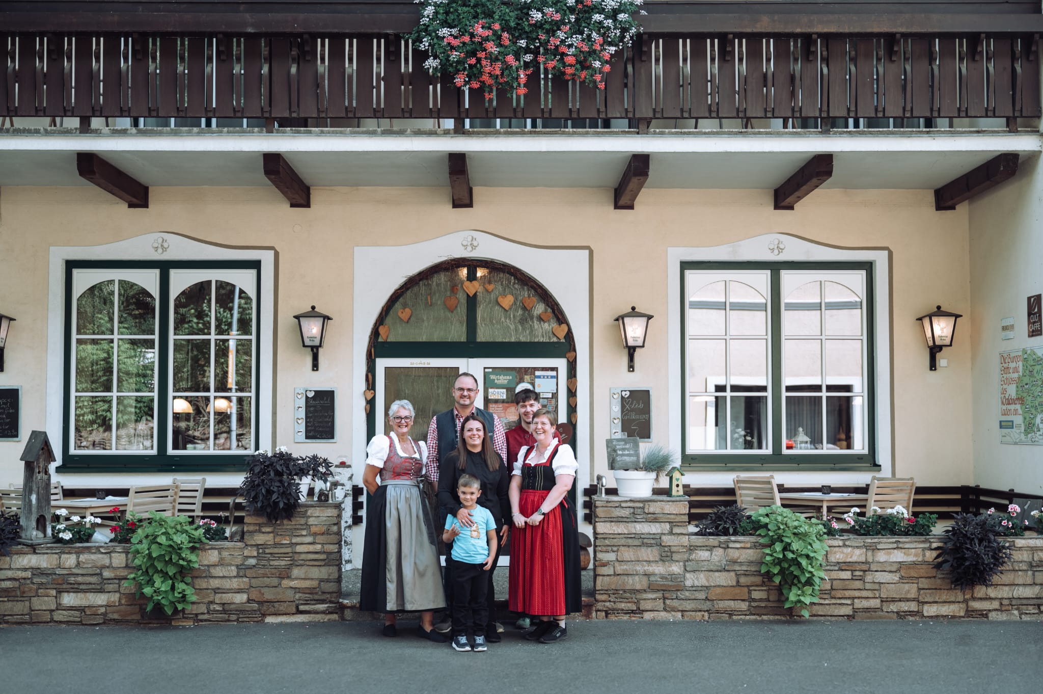 Team vom Landgasthof Mann vor dem Eingang