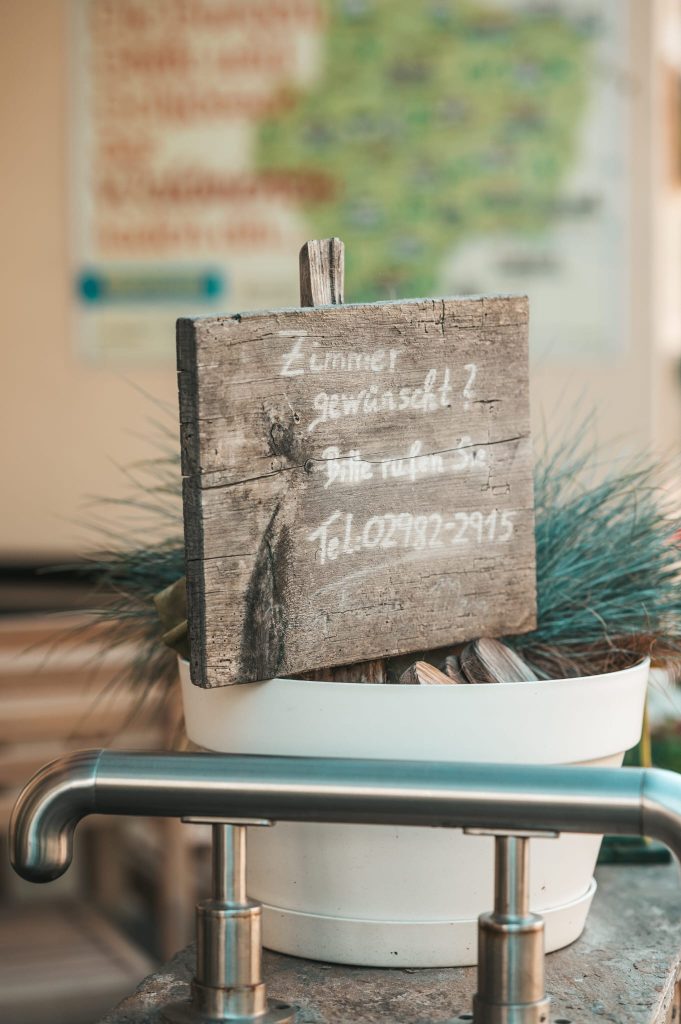 Sign requesting a room